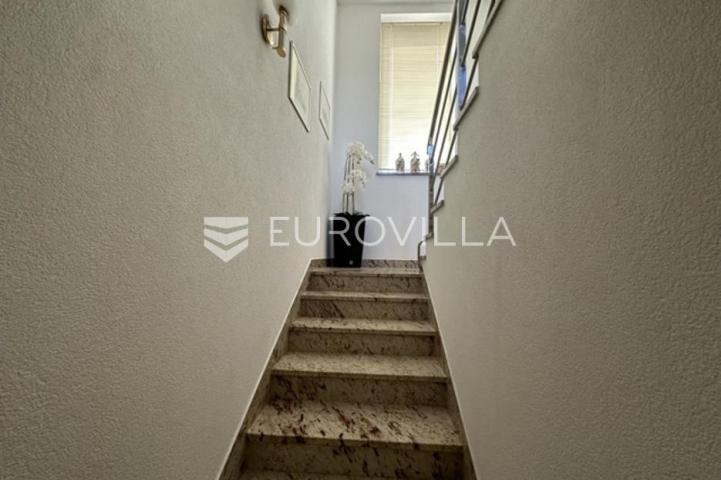 Istra, Medulin, Banjole kvalitetna samostojeća kuća sa 6 stanova 360 m² u blizini mora
