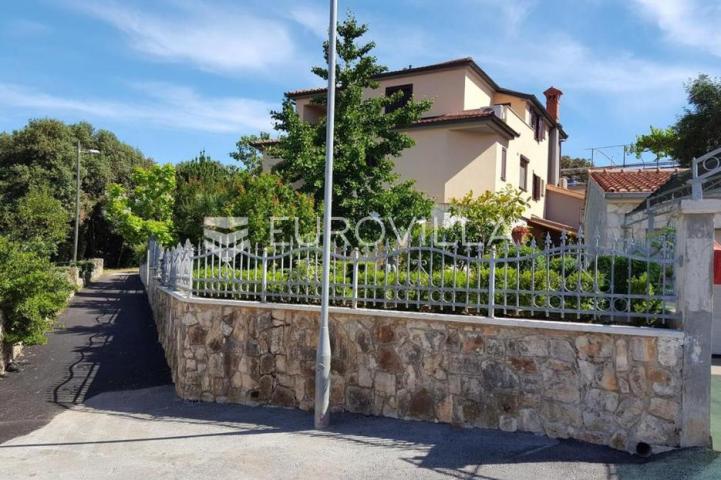 Istra, Medulin, Banjole kvalitetna samostojeća kuća sa 6 stanova 360 m² u blizini mora