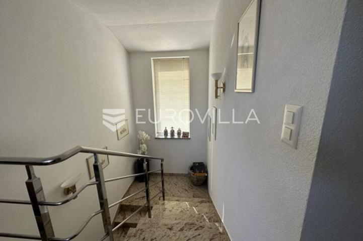 Istra, Medulin, Banjole kvalitetna samostojeća kuća sa 6 stanova 360 m² u blizini mora