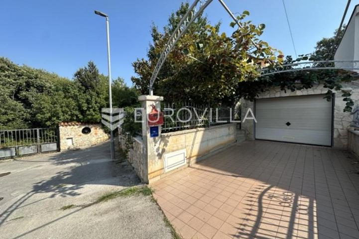 Istra, Medulin, Banjole kvalitetna samostojeća kuća sa 6 stanova 360 m² u blizini mora