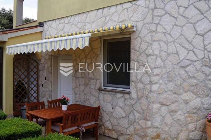 Istra, Medulin, Banjole kvalitetna samostojeća kuća sa 6 stanova 360 m² u blizini mora