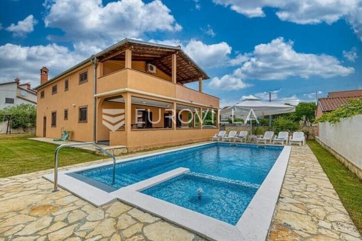 Loborika, Kuća s 2 stana, konobom i bazenom