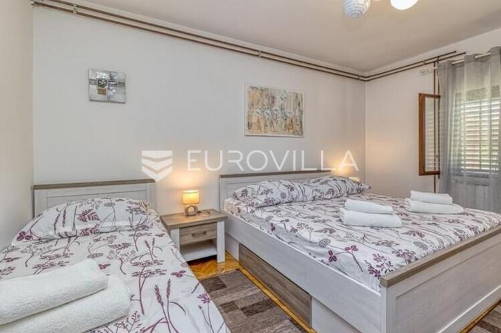 Loborika, Kuća s 2 stana, konobom i bazenom