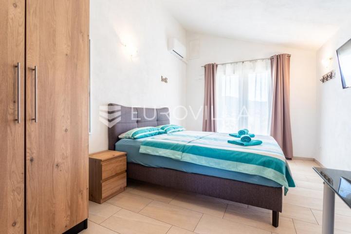 Vinišće, samostojeća apartmanska kuća ukupne površine 259 m2