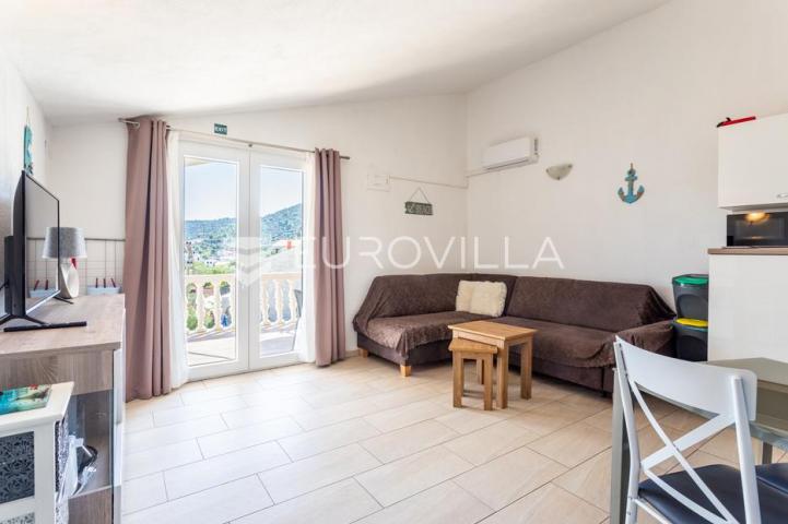 Vinišće, samostojeća apartmanska kuća ukupne površine 259 m2