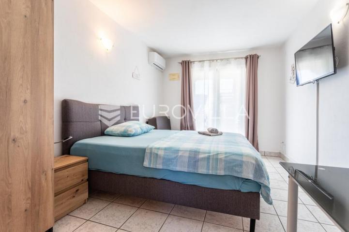 Vinišće, samostojeća apartmanska kuća ukupne površine 259 m2
