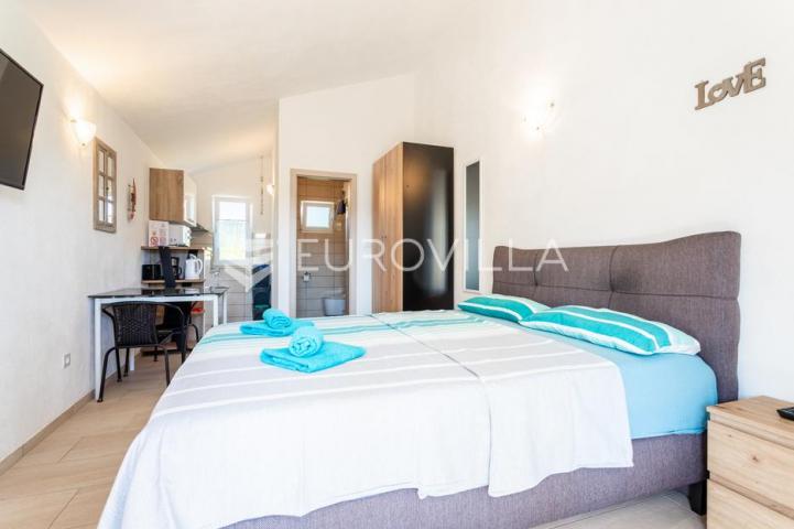Vinišće, samostojeća apartmanska kuća ukupne površine 259 m2