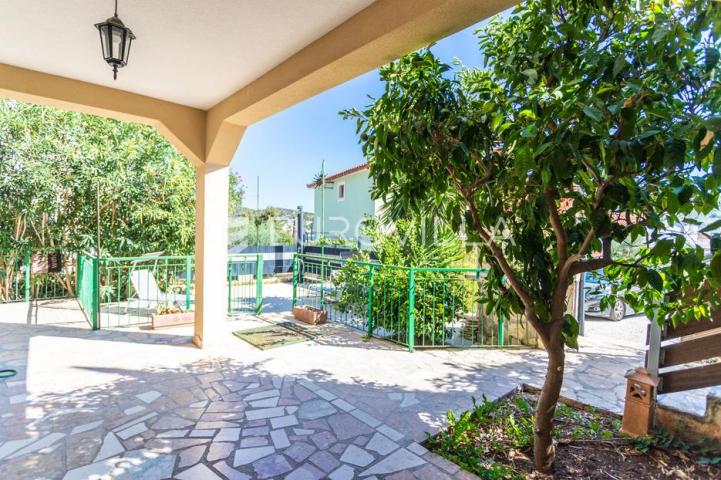 Vinišće, samostojeća apartmanska kuća ukupne površine 259 m2