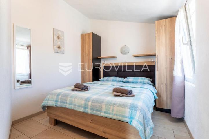 Vinišće, samostojeća apartmanska kuća ukupne površine 259 m2