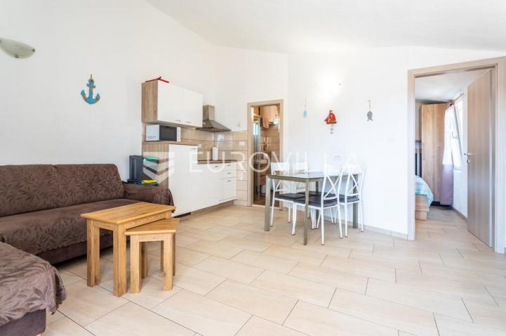 Vinišće, samostojeća apartmanska kuća ukupne površine 259 m2
