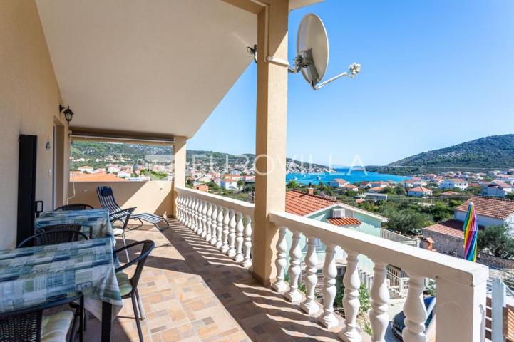Vinišće, samostojeća apartmanska kuća ukupne površine 259 m2