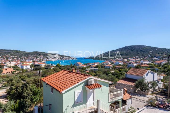 Vinišće, samostojeća apartmanska kuća ukupne površine 259 m2