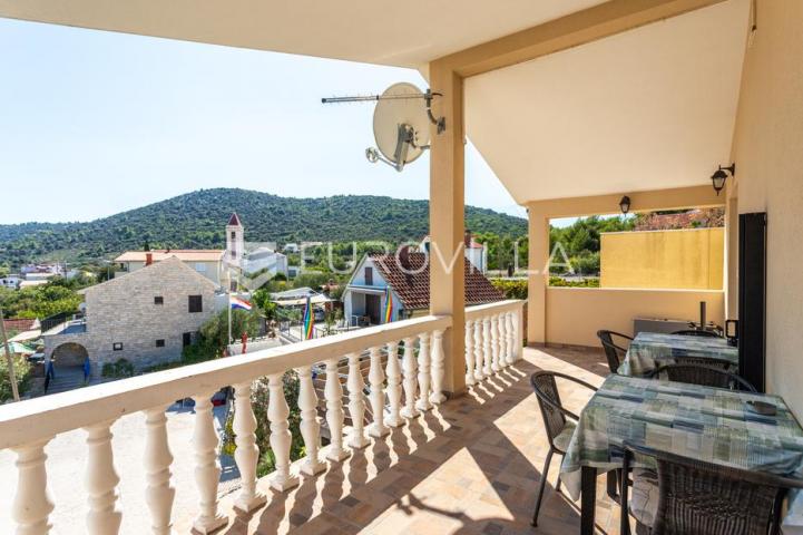 Vinišće, samostojeća apartmanska kuća ukupne površine 259 m2
