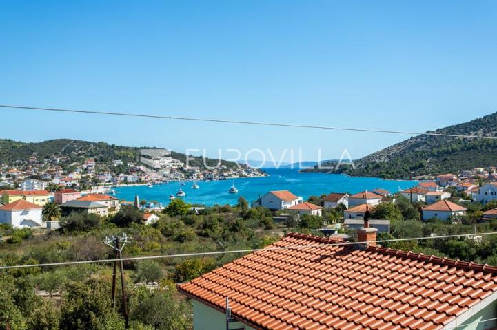 Vinišće, samostojeća apartmanska kuća ukupne površine 259 m2