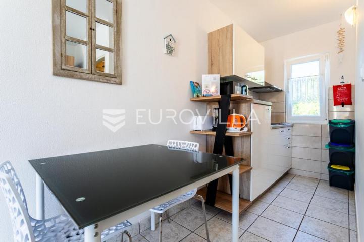 Vinišće, samostojeća apartmanska kuća ukupne površine 259 m2