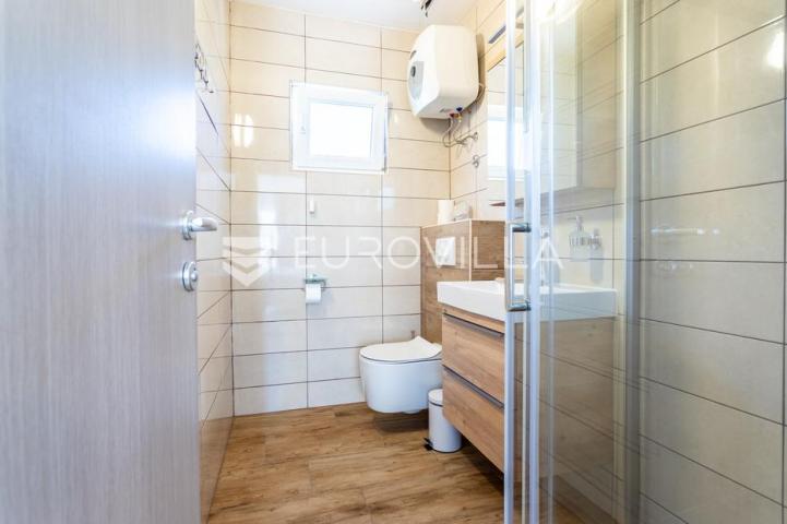 Vinišće, samostojeća apartmanska kuća ukupne površine 259 m2