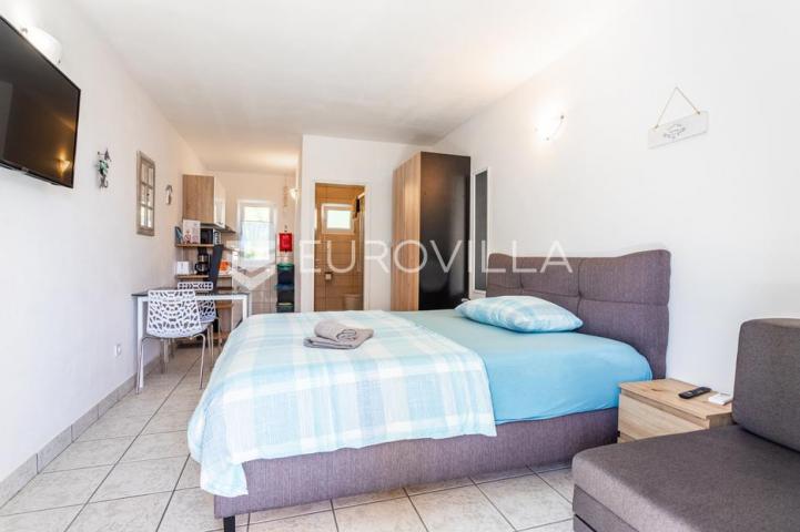Vinišće, samostojeća apartmanska kuća ukupne površine 259 m2