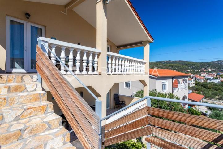 Vinišće, samostojeća apartmanska kuća ukupne površine 259 m2