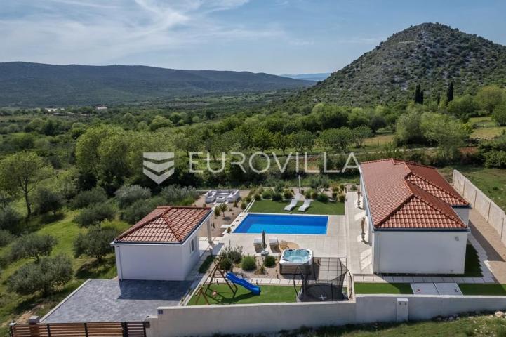 Benkovac, Radašinovci, prekrasna vila s bazenom u mirnom okruženju