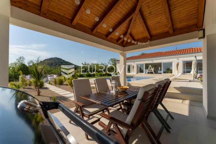 Benkovac, Radašinovci, prekrasna vila s bazenom u mirnom okruženju