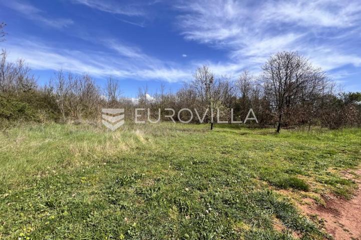 Istra, Loborika - 2796 m2 zemljišta uz prometnicu