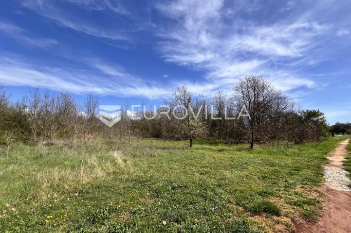 Istra, Loborika - 2796 m2 zemljišta uz prometnicu