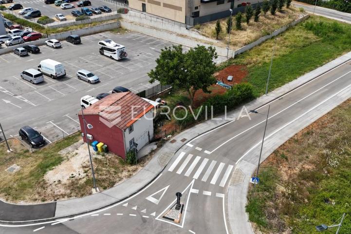 Istra, Poreč, Građevinsko zemljište 1158 m² u poslovnoj zoni