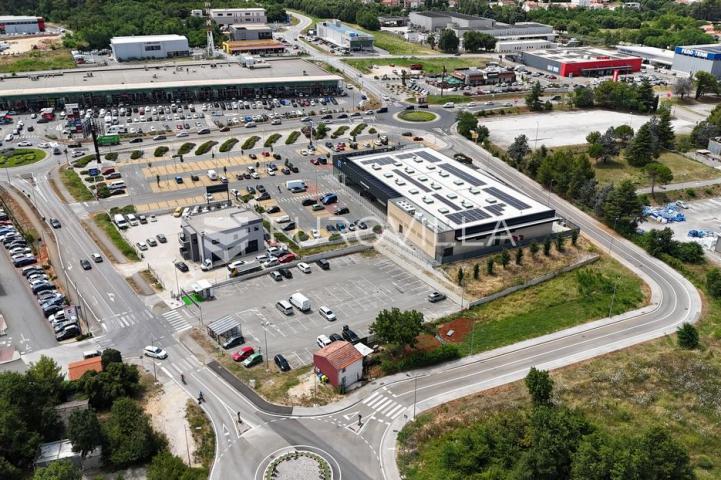 Istra, Poreč, Građevinsko zemljište 1158 m² u poslovnoj zoni
