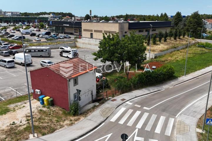 Istra, Poreč, Građevinsko zemljište 1158 m² u poslovnoj zoni