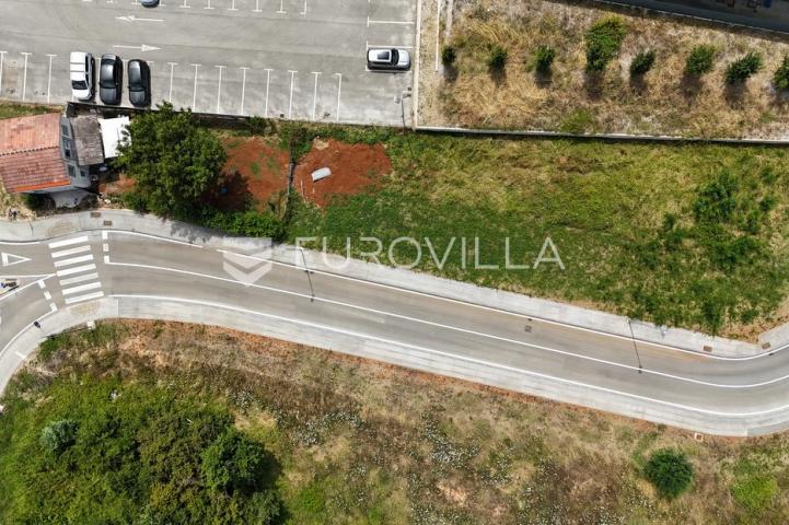 Istra, Poreč, Građevinsko zemljište 1158 m² u poslovnoj zoni
