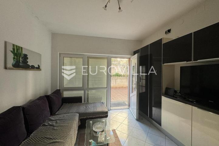 Istra, Pješčana Uvala, stan u prizemlju sa vrtom, 300 m od mora