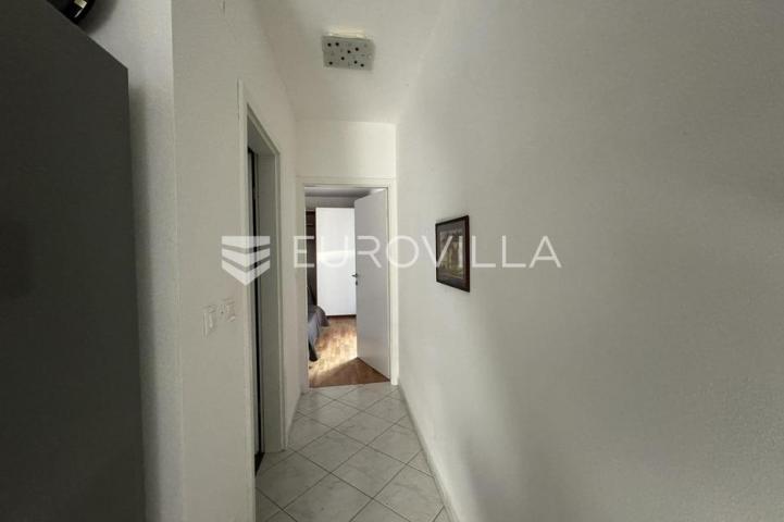 Istra, Pješčana Uvala, stan u prizemlju sa vrtom, 300 m od mora