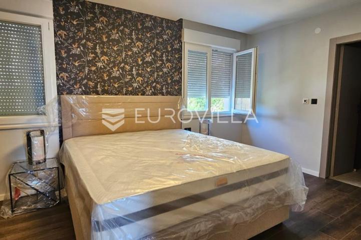 Trogir, Seget renovirana kuća s tri novouređena stana od 250 m², s gražom i parkingom