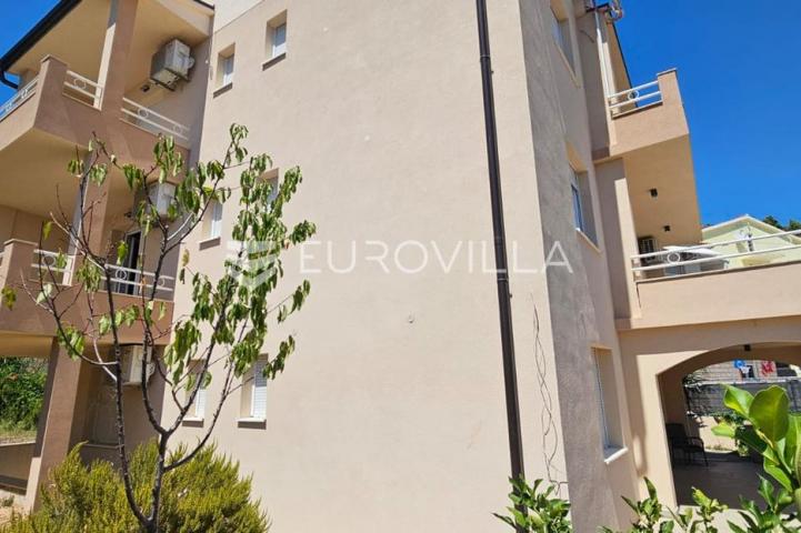 Trogir, Seget renovirana kuća s tri novouređena stana od 250 m², s gražom i parkingom