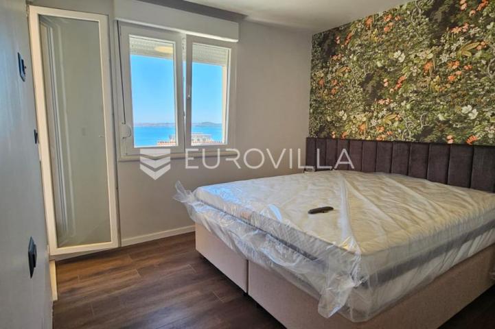 Trogir, Seget renovirana kuća s tri novouređena stana od 250 m², s gražom i parkingom