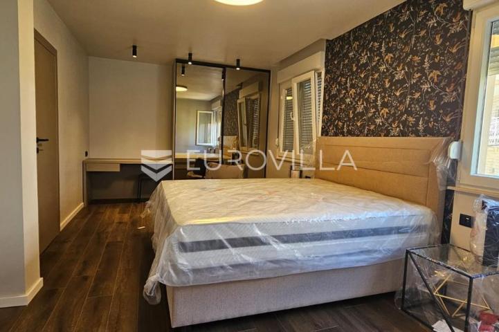 Trogir, Seget renovirana kuća s tri novouređena stana od 250 m², s gražom i parkingom