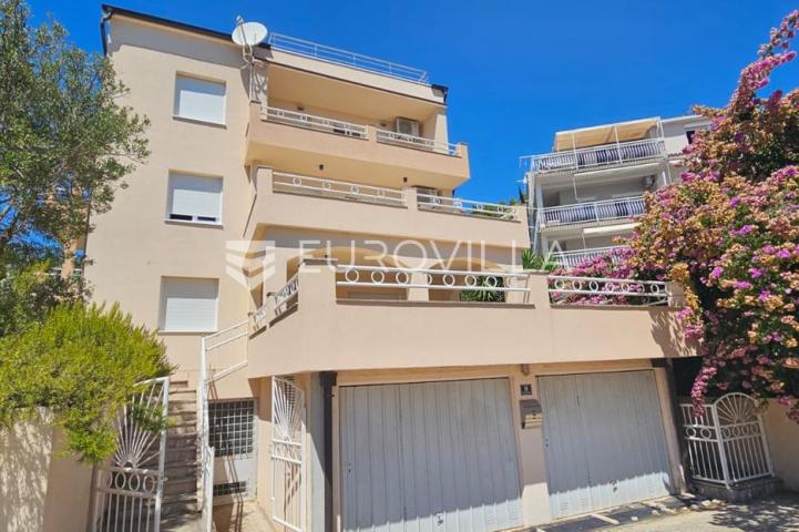 Trogir, Seget renovirana kuća s tri novouređena stana od 250 m², s gražom i parkingom
