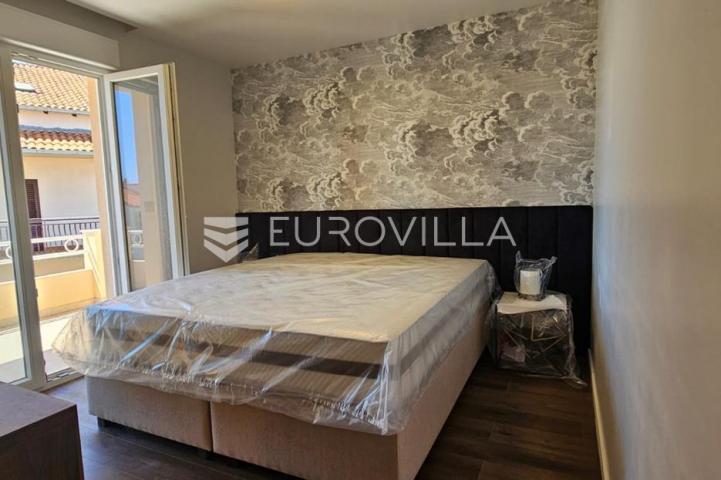 Trogir, Seget renovirana kuća s tri novouređena stana od 250 m², s gražom i parkingom