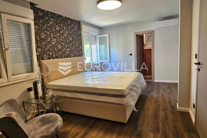 Trogir, Seget renovirana kuća s tri novouređena stana od 250 m², s gražom i parkingom