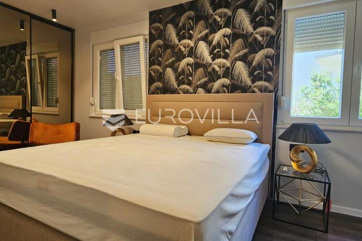 Trogir, Seget renovirana kuća s tri novouređena stana od 250 m², s gražom i parkingom