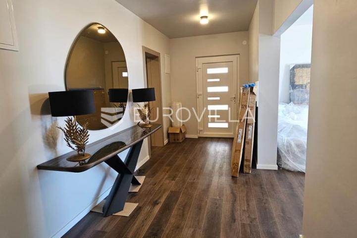 Trogir, Seget renovirana kuća s tri novouređena stana od 250 m², s gražom i parkingom