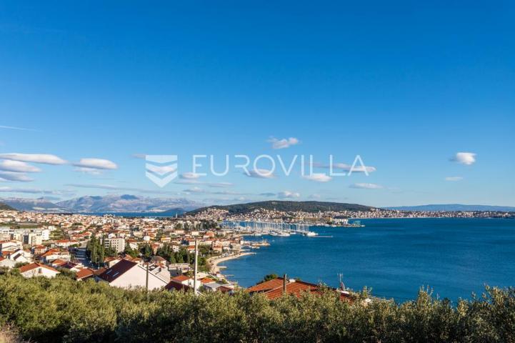 Trogir, Seget renovirana kuća s tri novouređena stana od 250 m², s gražom i parkingom