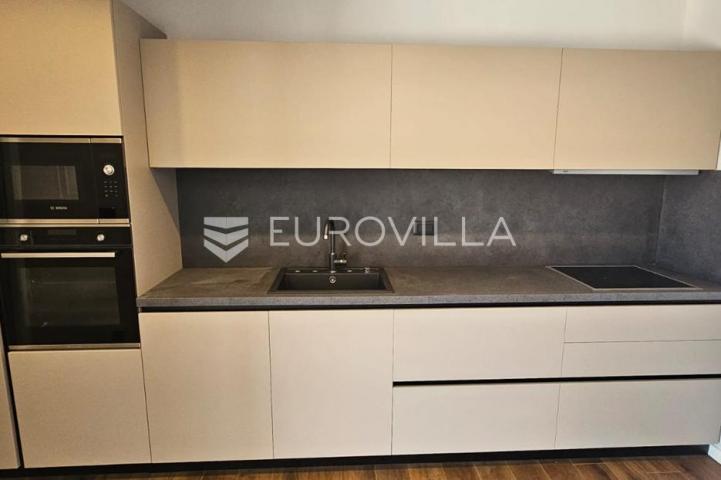 Trogir, Seget renovirana kuća s tri novouređena stana od 250 m², s gražom i parkingom