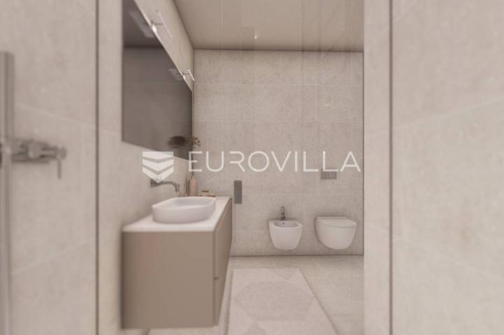 Istra, Umag - Moderan stan u prizemlju s privatnim vrtom samo 200m od mora