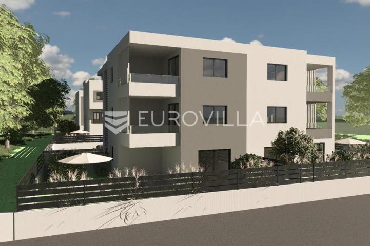 Kaštel Stari, trosoban stan s pogledom na more na odličnoj lokaciji