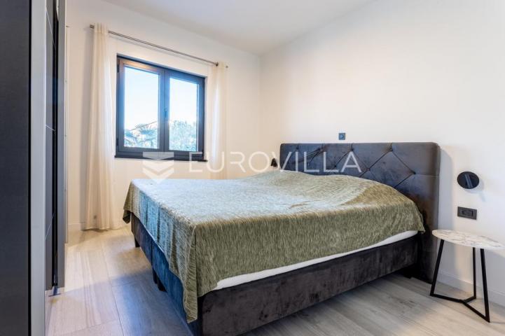 Vodice, Srima, dvosoban stan prizemlje, 50 metara od mora