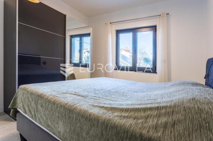 Vodice, Srima, dvosoban stan prizemlje, 50 metara od mora