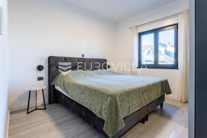 Vodice, Srima, dvosoban stan prizemlje, 50 metara od mora