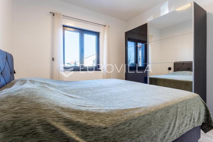 Vodice, Srima, dvosoban stan prizemlje, 50 metara od mora