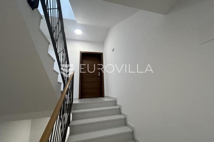 Pag, Mandre, Trosoban stan 93 m² na 2. katu, NOVOGRADNJA u blizini mora, S6